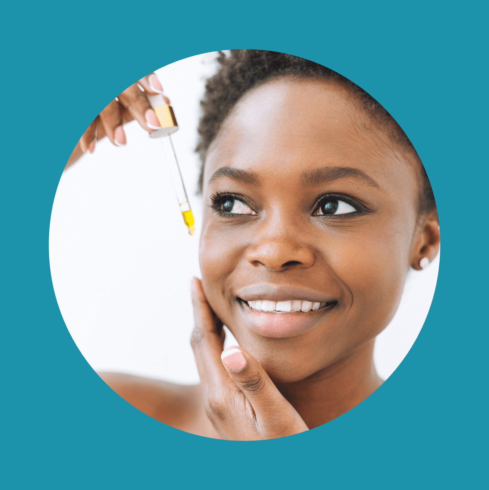 Portrait de beauté d'une jeune femme africaine souriante en sous-vêtements avec de l'huile cosmétique pour le visage sur fond blanc