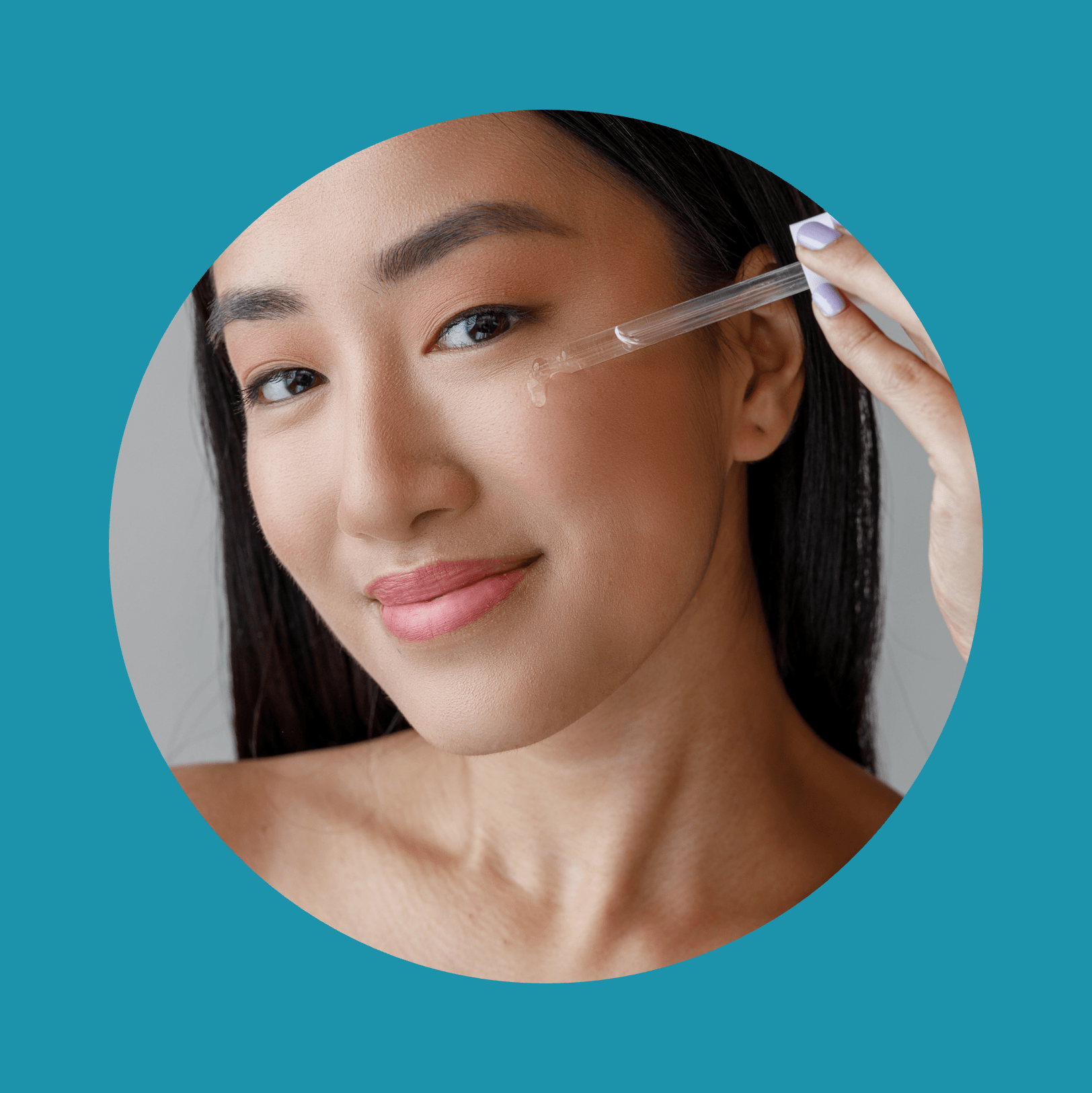 Jeune femme appliquant du sérum vitaminé sur son visage
