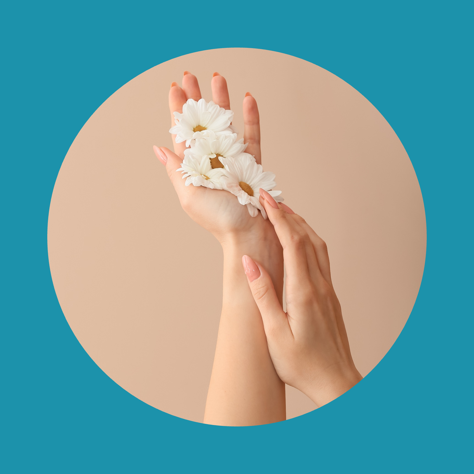 Mains de jeune femme avec de belles fleurs sur un fond de couleur