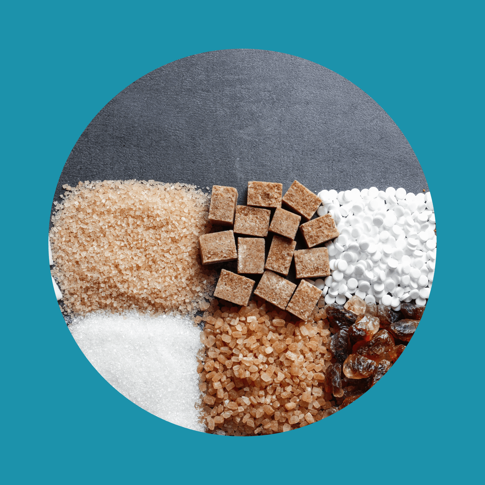 Composition à plat avec différents types de sucre sur fond gris