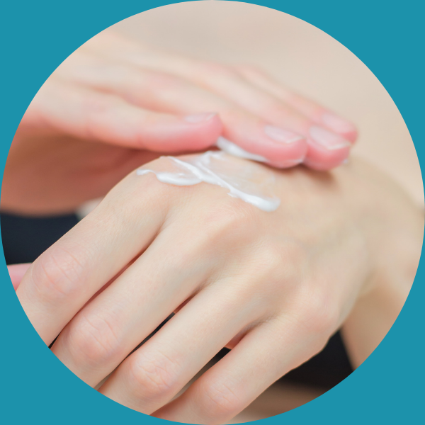 Gros plan sur des mains de femme avec de la crème hydratante. Une femme applique de la crème sur ses mains. Soins des mains et du corps entier.